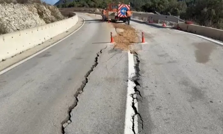 Plasaritje të tjera të rrugës që lidh Lumin e Vlorës me Himarën, shkak dyshohet lëvizja e sipërfaqes së malit