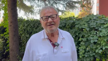 Po kalonte me biçikletë te vijat e bardha, makina përplas humoristin Nexho Shabani