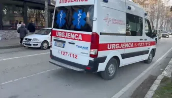 Po kalonte te vijat e bardha, makina përplas gruan në Korçë