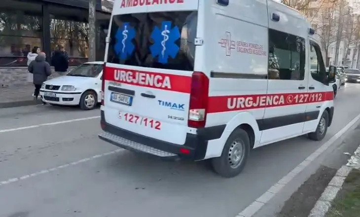 Po kalonte te vijat e bardha, makina përplas gruan në Korçë