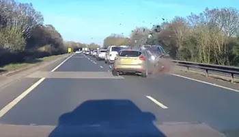 Po luante bixhoz në telefon, 30-vjeçari shkakton aksident të shumëfishtë në Britani, gruaja shtatzënë i nënshtrohet operacionit urgjent