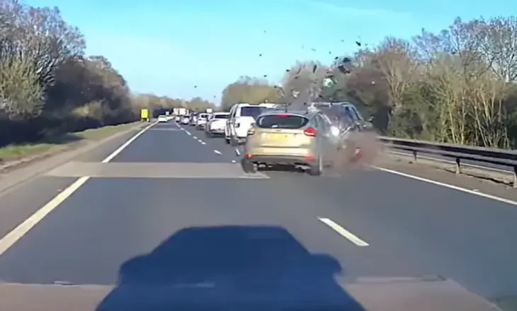 Po luante bixhoz në telefon, 30-vjeçari shkakton aksident të shumëfishtë në Britani, gruaja shtatzënë i nënshtrohet operacionit urgjent