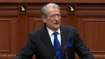 “Po mbroni vidhet e Belindës, por…”/ Berisha ‘shpërthen’ nga Kuvendi: Jeni maska e Lubisë. Peleshi i ndërpret fjalën