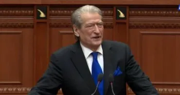 “Po mbroni vidhet e Belindës, por…”/ Berisha ‘shpërthen’ nga Kuvendi: Jeni maska e Lubisë. Peleshi i ndërpret fjalën