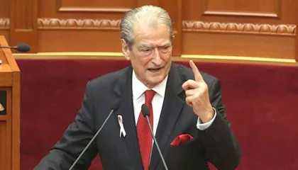 ‘Po mbroni vit*et e Belindës’, Peleshi i ndërpret fjalën Berishës, deputetët e PD bllokojnë foltoren