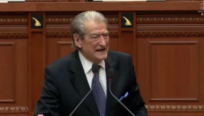 ‘Po përdoreni si kukulla’, Berisha – socialistëve: Avoketërit e Lubisë para të huajve e kyçin gojën, rrinë si pula