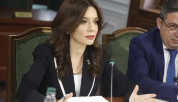 “Po politizohet shërbimi i jashtëm”/ Spiropali i përgjigjet opozitës: Nuk do bëhet vetting, s’kemi qëllim të nxjerrim diplomatët jashtë sistemit (Batutat në komision)