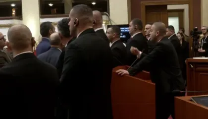 “Po pse shtrihesh ashtu?”, Bido merr fjalën për t’iu përgjigjur akuzave, Berisha i bllokon foltoren