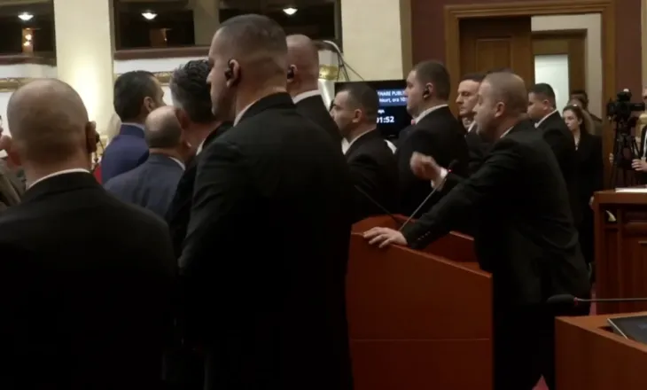 “Po pse shtrihesh ashtu?”, Bido merr fjalën për t’iu përgjigjur akuzave, Berisha i bllokon foltoren