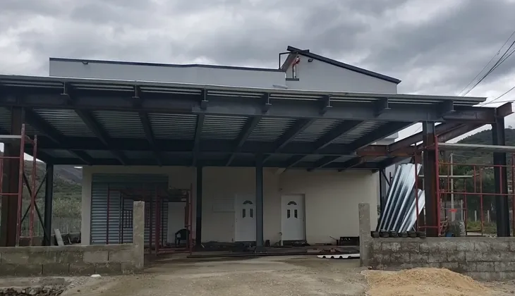 Po punonte mbi çati, bie dhe gjen vdekjen 50-vjeçari