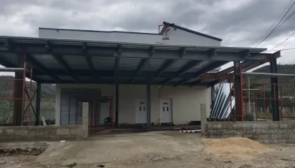 Po punonte për ndërtimin e çatisë së një banese, bie dhe gjen vdekjen 50-vjeçari në Berat