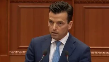 “Po rrahin gra, pleq e fëmijë”/ Shehaj thërret protestë para Parlamentit për abuzimin me pronat: Stop grabitjes!