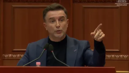 “Po rrëzon tarracën e pallatit”, Braçe denoncon qytetarin: Ujësjellësi t’i ndërpresë ujin dhe ta verifikojë