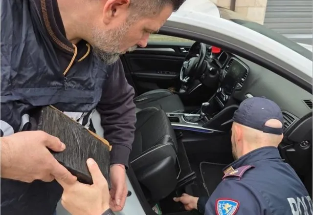 Po trafikonte 9 kg kokainë, bie në pranga 35-vjeçari shqiptar në Itali, drogën e fshihte në sediljen e pasagjerit