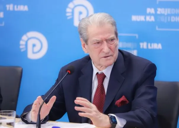 “Po vjen uragani i fitores”/ Berisha mesazh para protestës: Të derdhemi në shesh! Qeveria vendosi ligjin e mafias