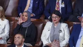 “Po vrisni amerikanë”, deputetja demokrate bërtet dhe ndërpret fjalimin e Trumpit (VIDEO)