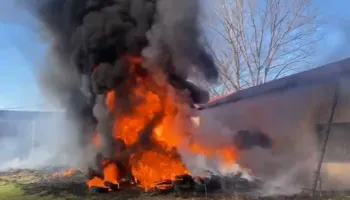 Pogradec/ Djegin goma në oborr, rrezikojnë të shkrumbojnë magazinën me materiale duralumini