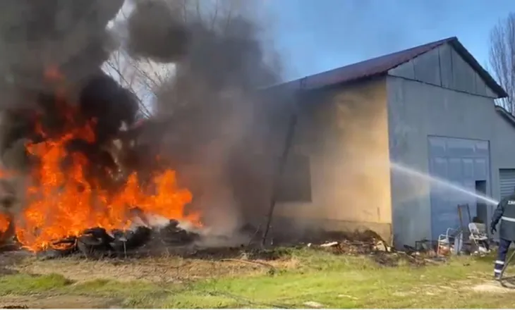 Pogradec/ Magazina përfshihet nga zjarri, flakët u përhapën nga djegia e disa gomave jashtë objektit