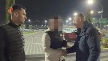 Policët jashtë shërbimit gjejnë dhe kthejnë çantën me 1000 euro, Proda i përgëzon