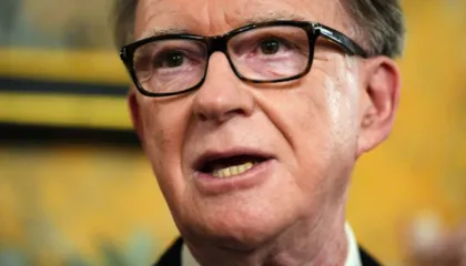 Policia britanike nisi një hetim penal mbi marrëdhënien e politikanit Mandelson me Epsteinin