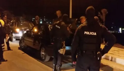 Policia ‘far-west’ me trafikantët e drogës në Elbasan/ Plagoset një polic, sekuestrohet drogë e armë