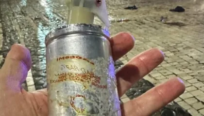 Policia hoqi etiketat, sërish gaz lotsjellës i skaduar në protestë