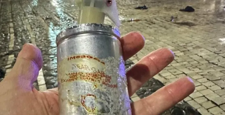 Policia hoqi etiketat, sërish gaz lotsjellës i skaduar në protestë