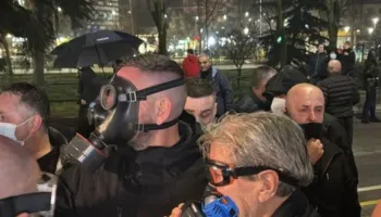 Policia iu përgjigj me ujë e gaz lotsjellës, Berisha vendos maskën anti-gaz dhe drejton protestën pranë Kuvendit