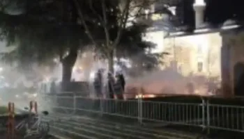 Policia përdor gaz lotsjellës ndaj protestuesve paqësore, nuk kursen as liderin demokrat, Sali Berisha