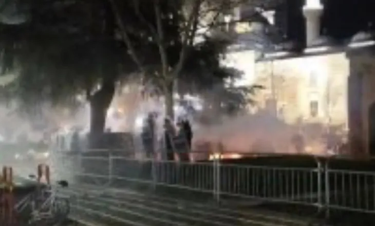 Policia përdor gaz lotsjellës ndaj protestuesve paqësore, nuk kursen as liderin demokrat, Sali Berisha