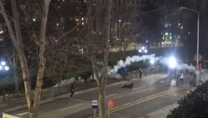 Policia qëllon me bombul gazi në kokë protestuesin