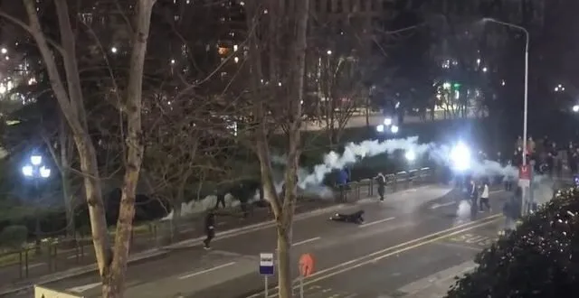 Policia qëllon me bombul gazi në kokë protestuesin