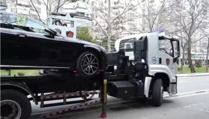 Policia Rrugore me dy mjete të reja: Do na ndihmojnë në largimin e makinave që parkohen gabim