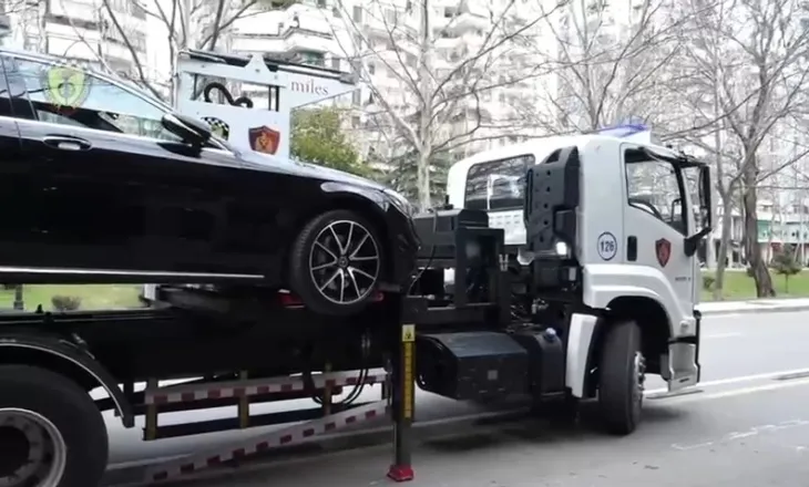 Policia Rrugore me dy mjete të reja: Do na ndihmojnë në largimin e makinave që parkohen gabim