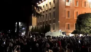 Policia shoqëron 13 protestues pas përplasjeve të dhunshme