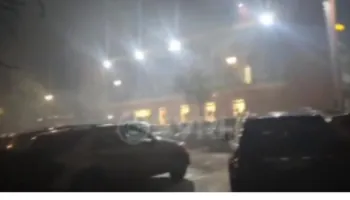 Policia sulmon selinë e PD, e mbush me gaz lotësjellës