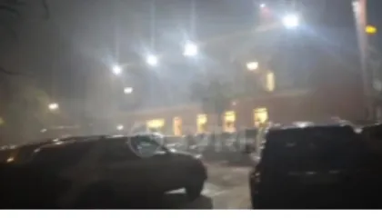 Policia sulmon selinë e PD, e mbush me gaz lotësjellës