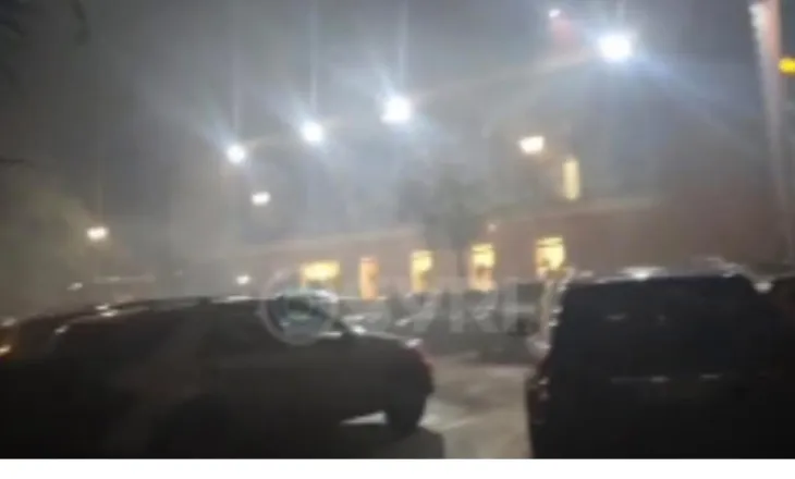 Policia sulmon selinë e PD, e mbush me gaz lotësjellës