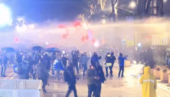 Policia tenton të shpërndajë turmën me ujë, protestuesit heqin barrierat metalike para Kryeministrisë