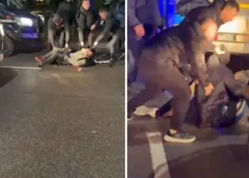 Policia tërheq zvarrë disa qytetarë për t’i shoqëruar në komisariat pasi protestonin