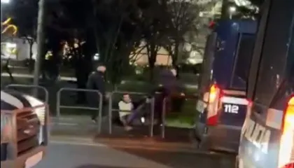 Policia tërheq zvarrë protestuesin/ Gazetarja nxjerr PAMJET: Torturë! Avokati i Popullit mos rrijë inekzistent