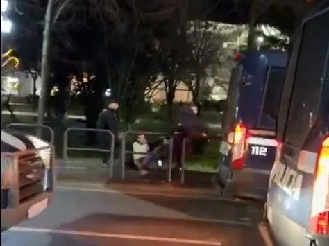 Policia tërheq zvarrë protestuesin/ Gazetarja nxjerr PAMJET: Torturë! Avokati i Popullit mos rrijë inekzistent