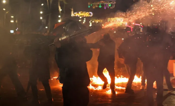 Post-protesta! Molotovë e përplasje me Policinë, 17 protestues të arrestuar dhe 35 nën hetim
