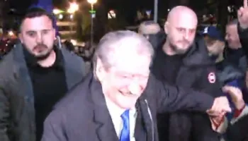 Prag proteste! Rreth 1600 efektivë ‘zbresin’ në terren, pmblidhen protestuesit, Berisha mbërrin në selinë blu