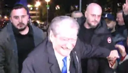 Prag proteste! Rreth 1600 efektivë ‘zbresin’ në terren, pmblidhen protestuesit, Berisha mbërrin në selinë blu