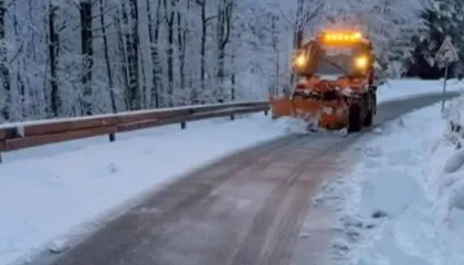 Prani bore në disa akse të vendit, ARRSH thirrje shoferëve: Bëni kujdes në këto rrugë