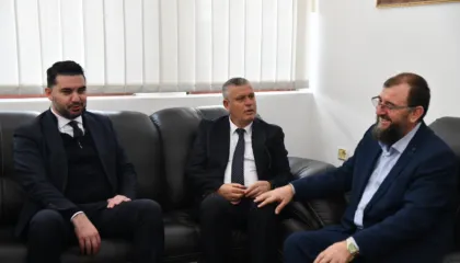 Prefekti i Tiranës Shkëlqim Hajdari nderon figurën e Hafiz Ali Korçës gjatë vizitës në Kavajë