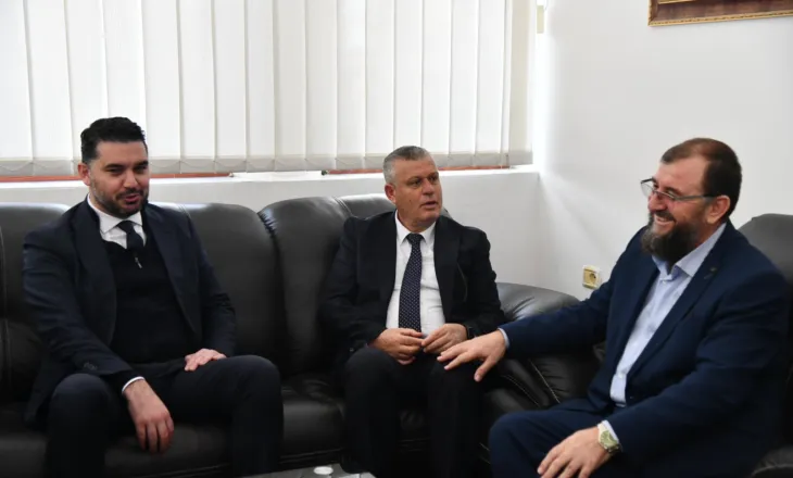 Prefekti i Tiranës Shkëlqim Hajdari nderon figurën e Hafiz Ali Korçës gjatë vizitës në Kavajë