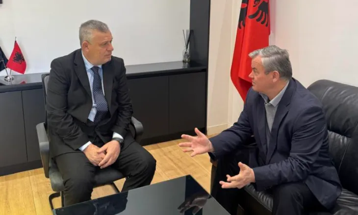Prefekti i Tiranës, Shkëlqim Hajdari, takon botuesin e njohur