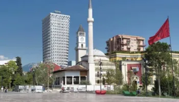 Prefekti i Tiranës uron besimtarët myslimanë për Muajin e Ramazanit